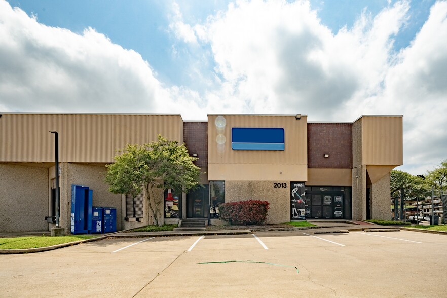 2105 Denton Dr, Austin, TX for lease - Building Photo - Image 2 of 7