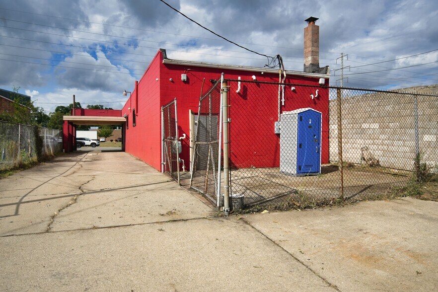 8235 W 8 Mile Rd, Detroit, MI à vendre - Photo du bâtiment - Image 2 de 17