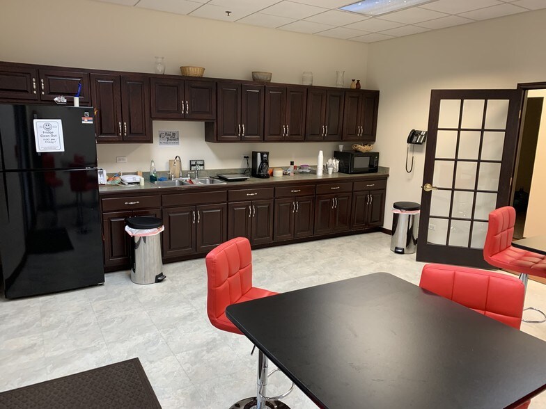 8140 S Cass Ave, Darien, IL à vendre - Photo intérieure - Image 3 de 16