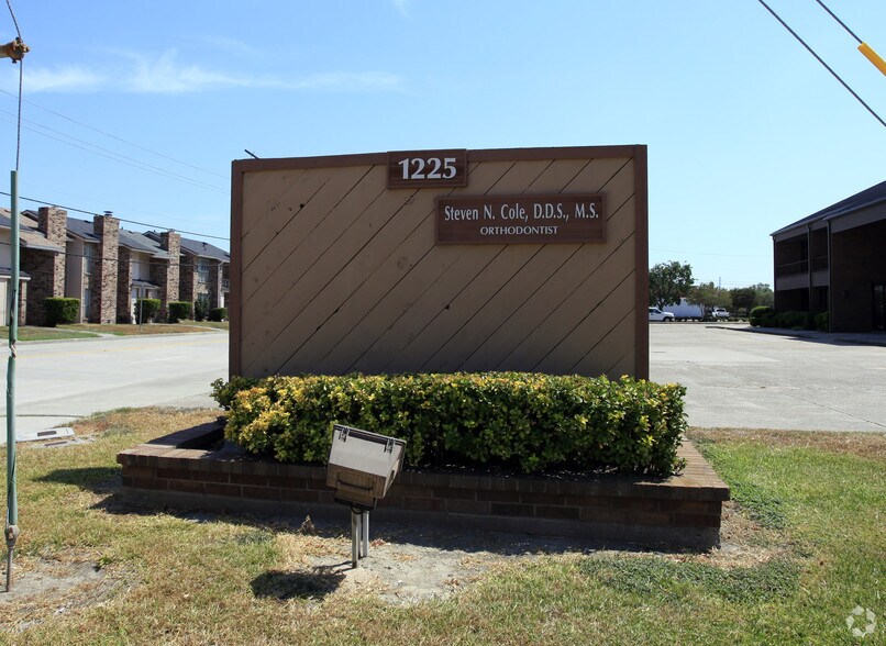 1225 N 25th St, Texas City, TX à louer - Photo du bâtiment - Image 3 de 23
