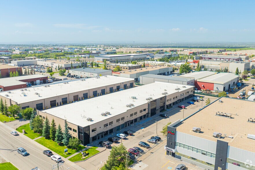 10555 48th St SE, Calgary, AB à vendre - Aérien - Image 3 de 3