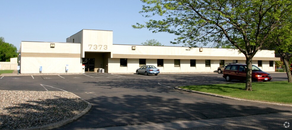 7373 147th St W, Apple Valley, MN à louer - Photo du bâtiment - Image 2 de 17