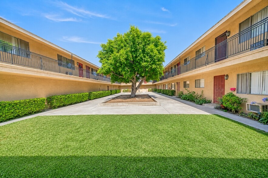 383 Orchid Ln, Pomona, CA à vendre - Photo du bâtiment - Image 3 de 47