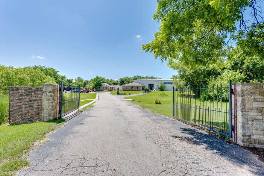 Portfolio of 2 Income Producing Props portefeuille de 2 propriétés à vendre sur LoopNet.ca - Photo du bâtiment - Image 2 de 18