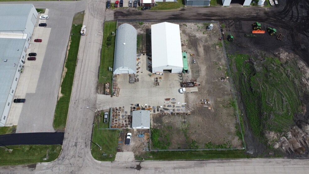 1109 10th St NE, East Grand Forks, MN à vendre - Photo du bâtiment - Image 2 de 12