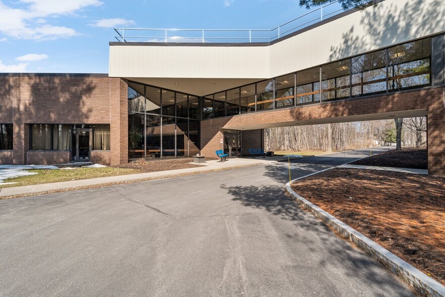 780 Warren Rd, Ithaca, NY à vendre - Photo du bâtiment - Image 2 de 2