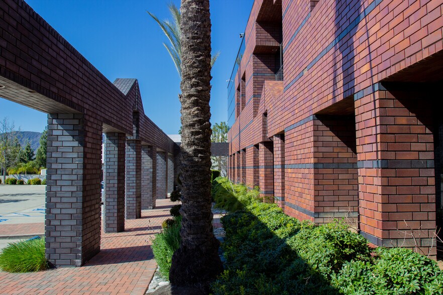 2001 E Financial Way, Glendora, CA à louer - Photo du bâtiment - Image 3 de 11