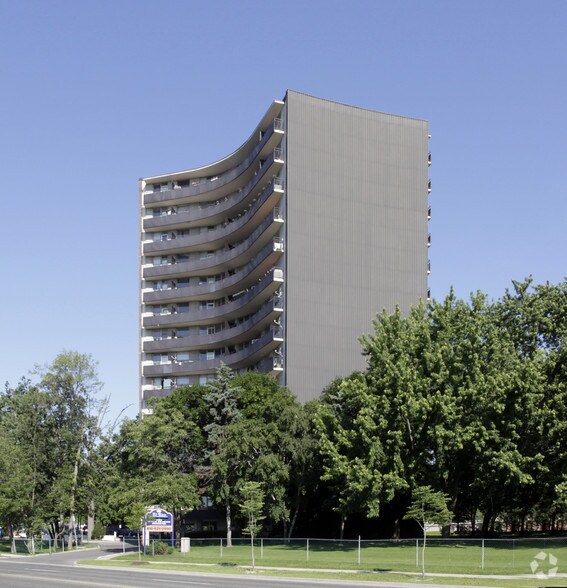 4340 Bloor St W, Toronto, ON à vendre - Photo du bâtiment - Image 2 de 2