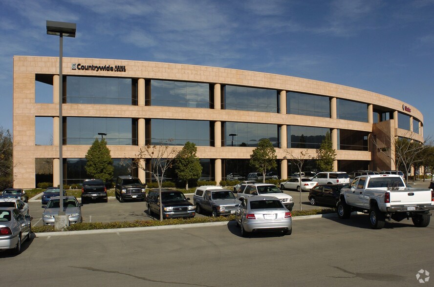 277 Rancheros Dr, San Marcos, CA à louer - Photo du bâtiment - Image 3 de 28