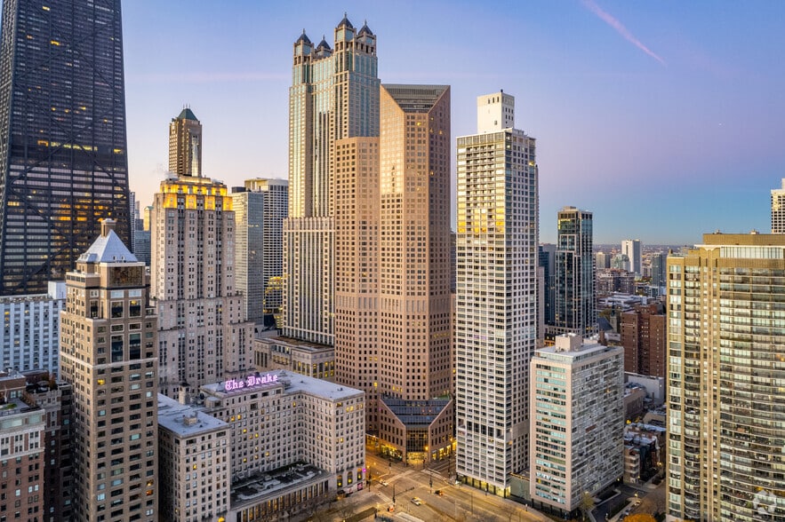 940 N Michigan Ave, Chicago, IL à louer - Photo du bâtiment - Image 2 de 5