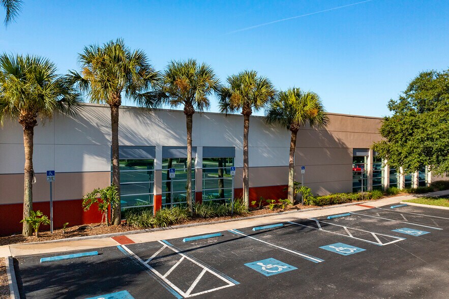 3011 University Center Dr, Tampa, FL à louer - Photo du bâtiment - Image 2 de 6