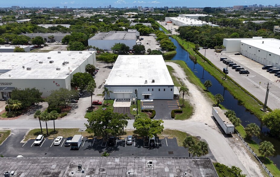 6630 NW 16th Ter, Fort Lauderdale, FL à louer - Photo du bâtiment - Image 3 de 32