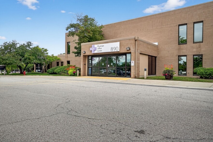 890 S Garfield Ave, Libertyville, IL à louer - Photo du bâtiment - Image 2 de 13