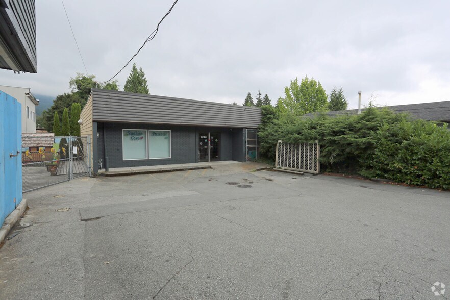 4266 Deep Cove Rd, North Vancouver District, BC à vendre - Photo du bâtiment - Image 3 de 4