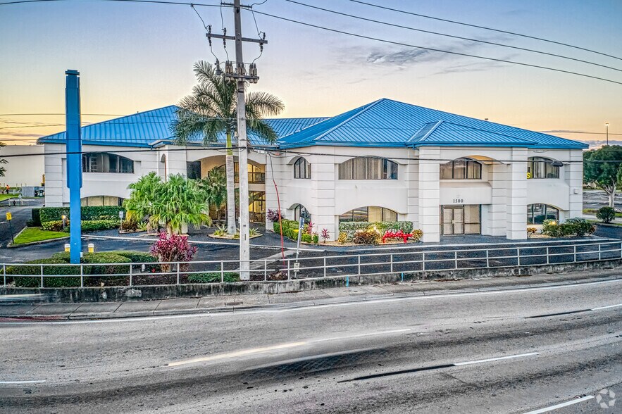 1500 Colonial Blvd, Fort Myers, FL à louer - Photo du bâtiment - Image 2 de 19