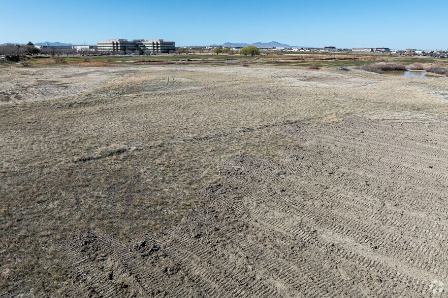 4216 Lake Park Boulevard, West Valley City, UT for lease - Building Photo - Image 2 of 4