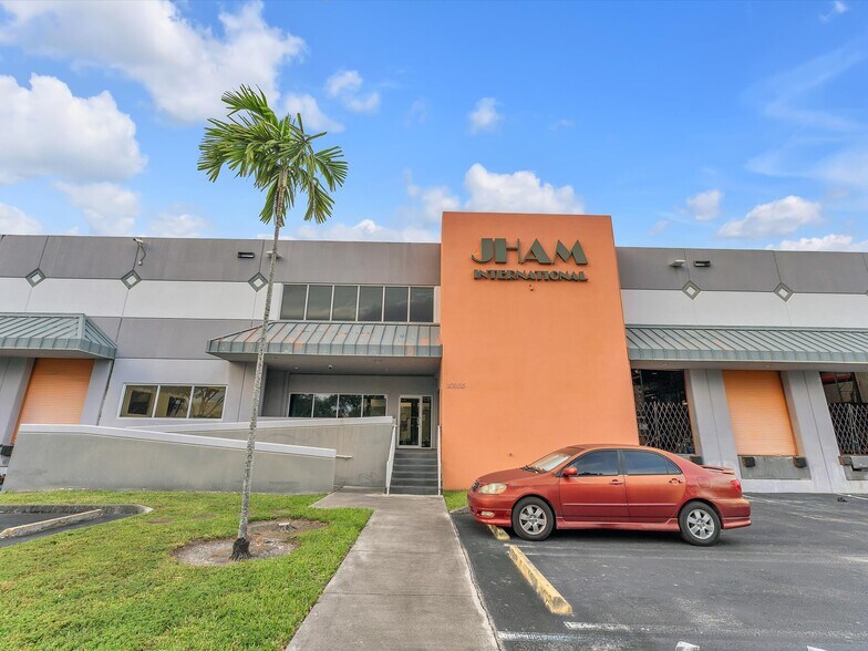 10855 NW 27th St, Doral, FL à louer - Photo du bâtiment - Image 3 de 38