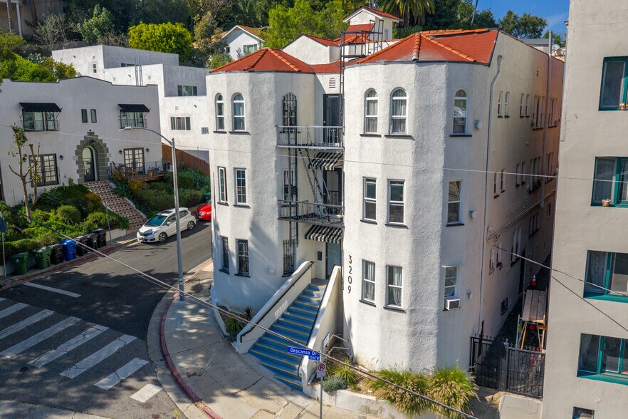 3209 Descanso Dr, Los Angeles, CA à vendre - Photo du bâtiment - Image 3 de 17