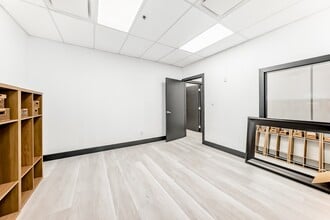 1015 Centre St NW, Calgary, AB à louer Photo intérieure- Image 2 de 16