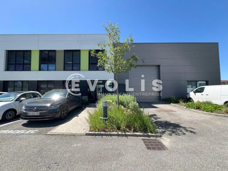 Flex in Vaulx-en-Velin for lease - Building Photo - Image 1 of 10
