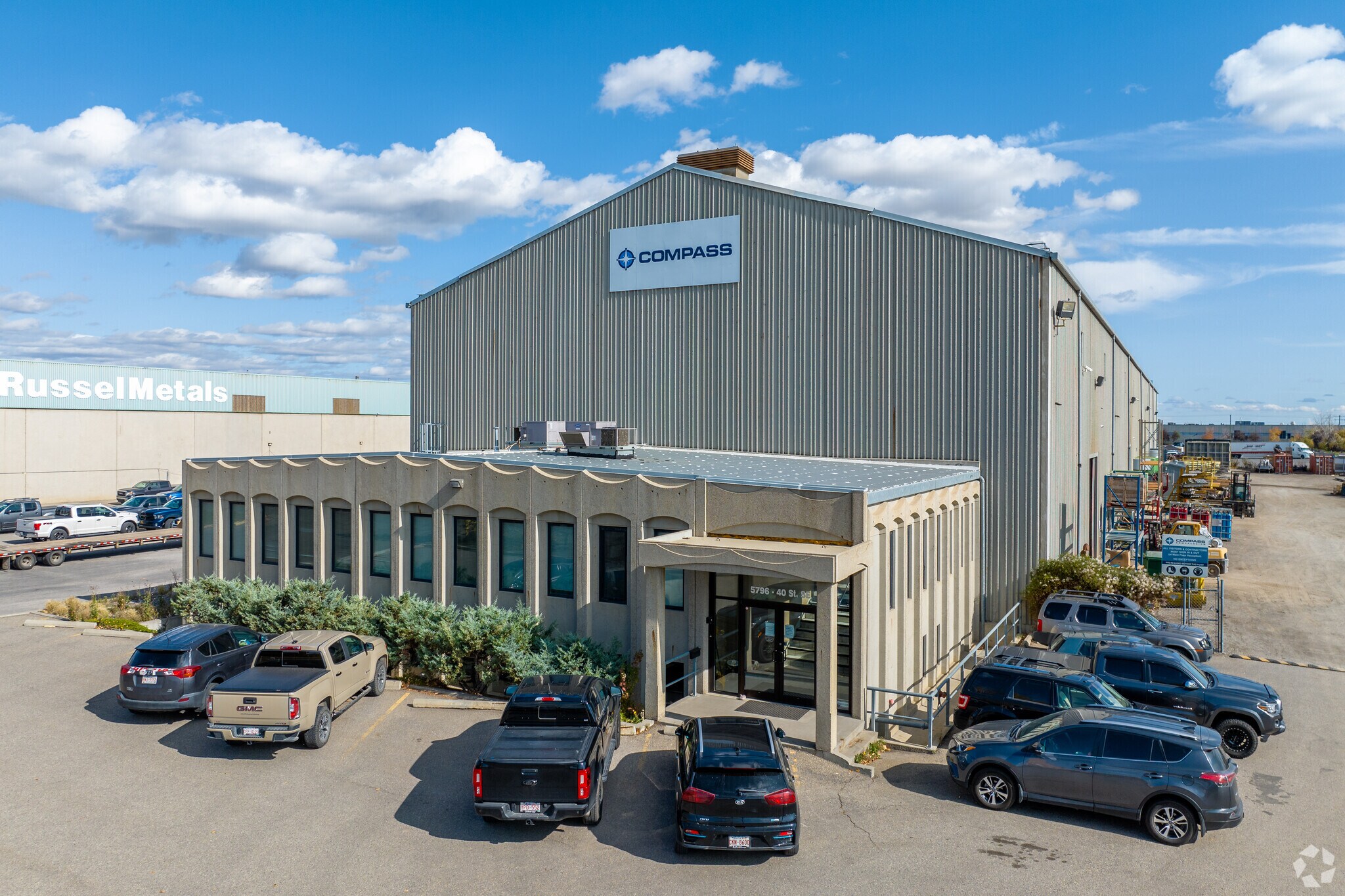 5796 40th St SE, Calgary, AB for sale Primary Photo- Image 1 of 1