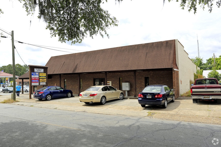 135-139 E Martin L King Jr Dr, Hinesville, GA for lease - Primary Photo - Image 1 of 13