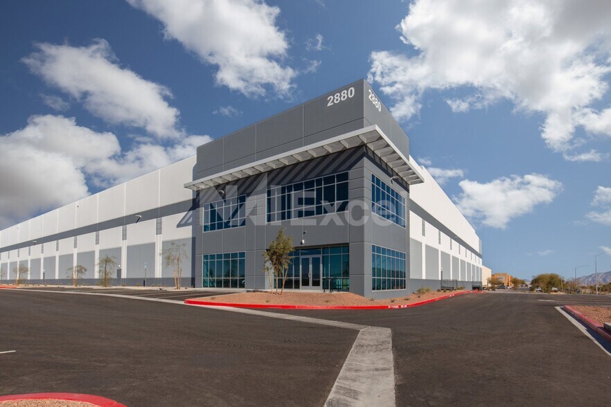 2880 Simmons St, North Las Vegas, NV à vendre - Photo du bâtiment - Image 2 de 16