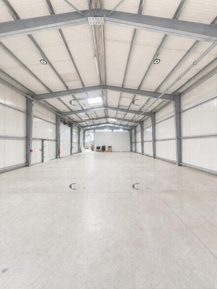 Flex in Gardanne for lease - Interior Photo - Image 2 of 4