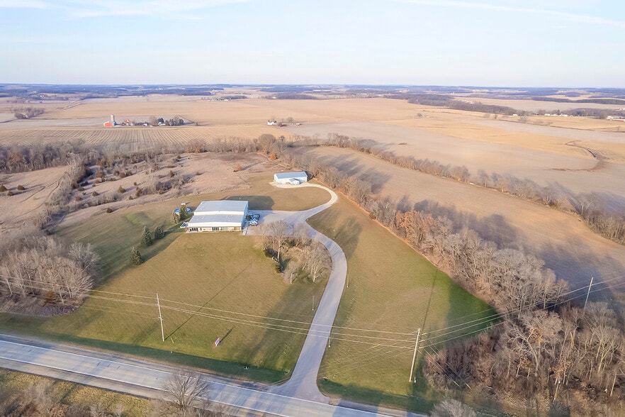 12446 W State Highway 81, Beloit, WI à vendre - Photo du bâtiment - Image 1 de 34