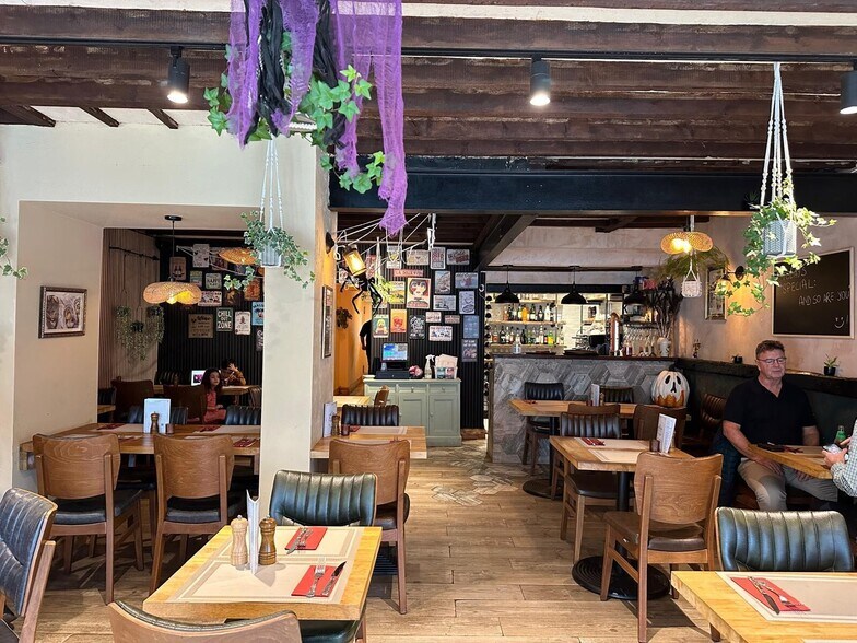 1 Station Hill, Cookham, Maidenhead for sale - Building Photo - Image 2 of 6