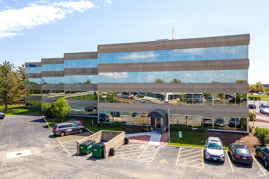 900 Oakmont Ln, Westmont, IL à louer - Photo du bâtiment - Image 2 de 11