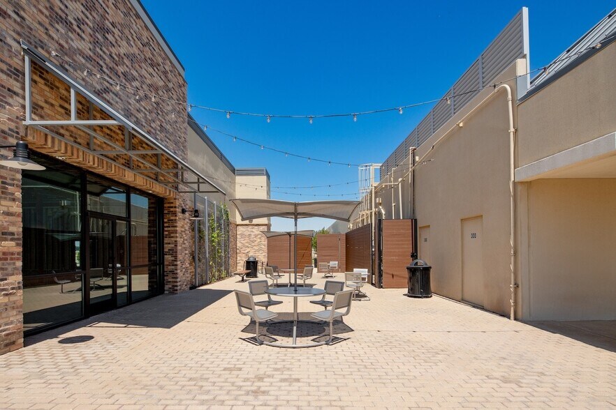 2540-2580 Old Denton Rd, Carrollton, TX à louer - Photo du bâtiment - Image 3 de 4