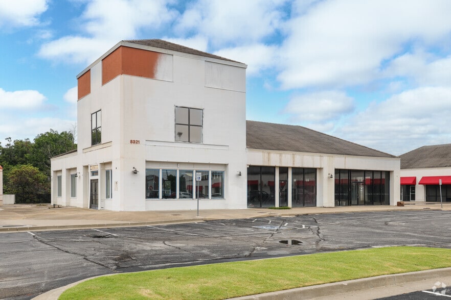 Eton Office Centre portfolio of 2 properties for sale on LoopNet.ca - Primary Photo - Image 2 of 2