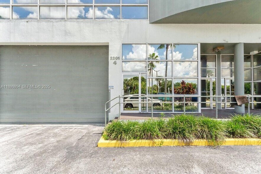 2201 NW 102nd Pl, Miami, FL à vendre - Photo du bâtiment - Image 3 de 34