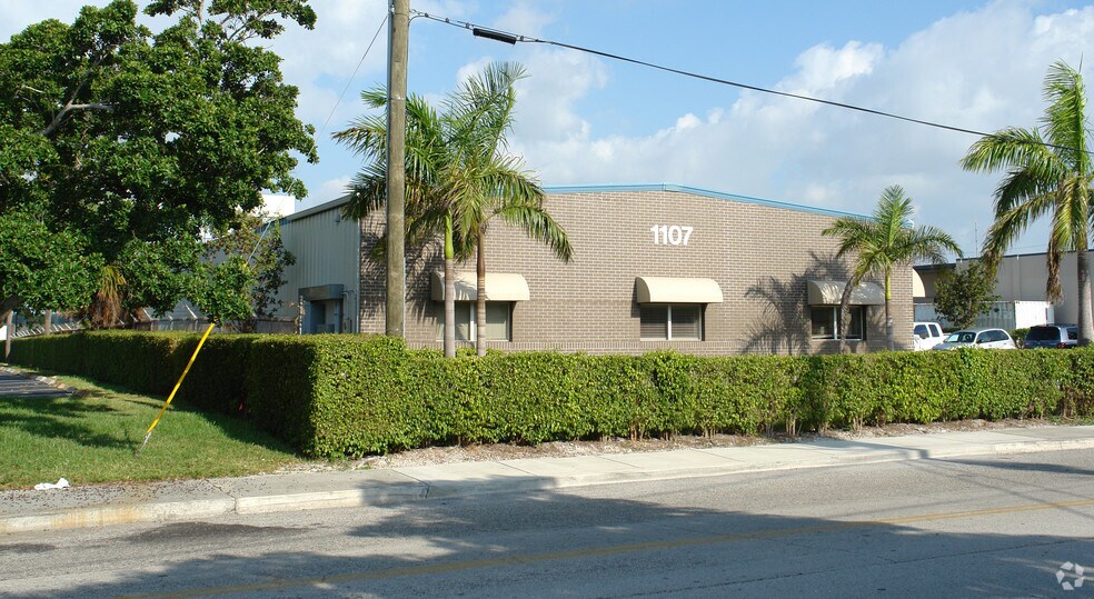 1105 Barnett Dr, Lake Worth, FL à louer - Photo du bâtiment - Image 2 de 4