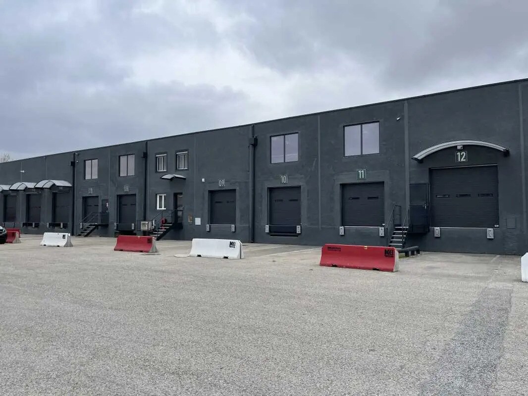 20-24 Avenue Du Vingt Quatre Août, Corbas for lease Building Photo- Image 1 of 14