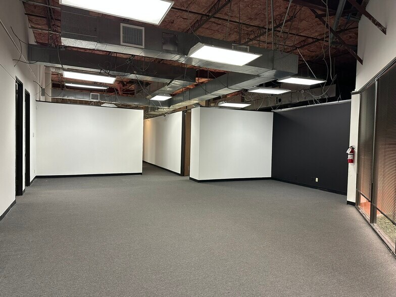 10595 Westoffice Dr, Houston, TX à louer - Photo du bâtiment - Image 3 de 26