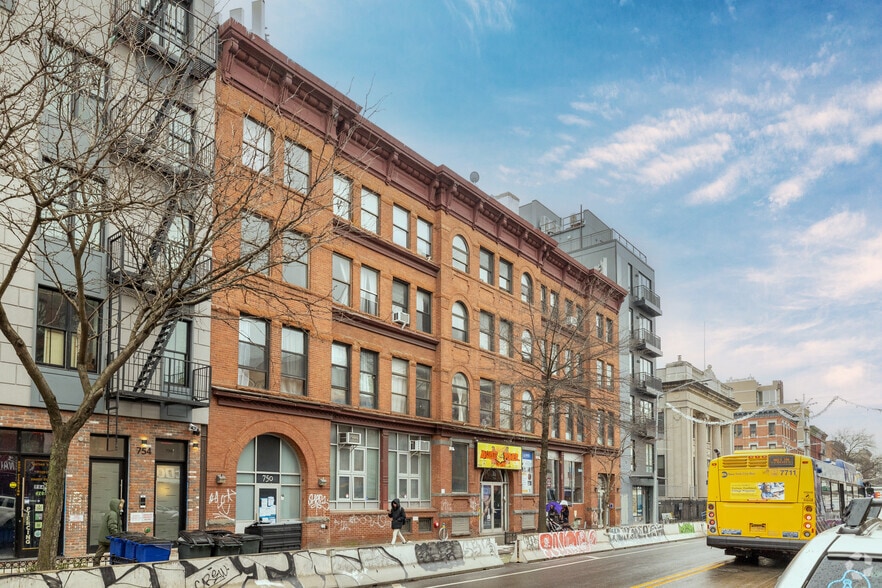750 Grand St, Brooklyn, NY for lease - Building Photo - Image 2 of 8