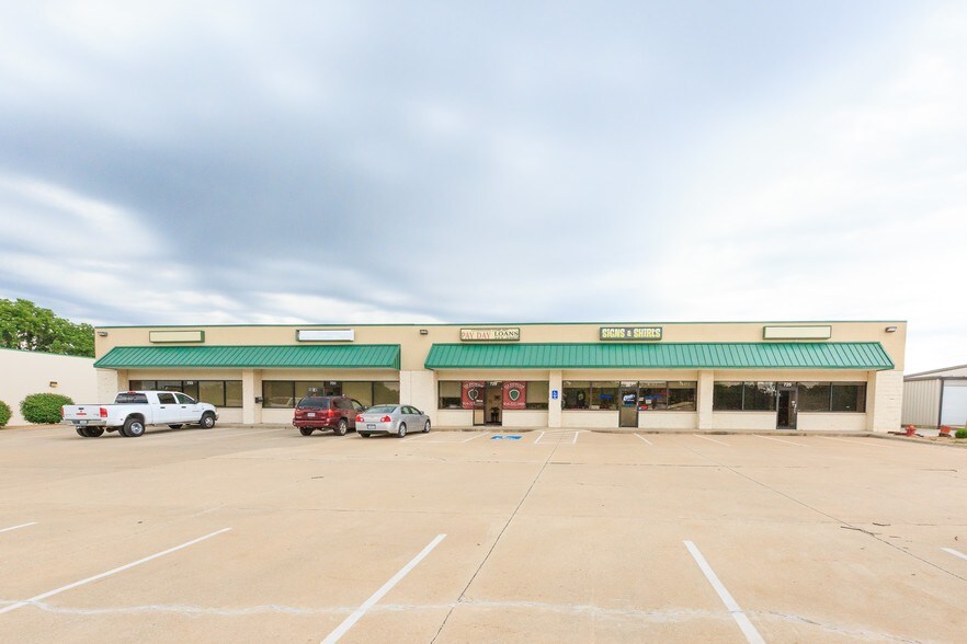 725-733 N Scott Ave, Belton, MO à louer - Photo du bâtiment - Image 1 de 3