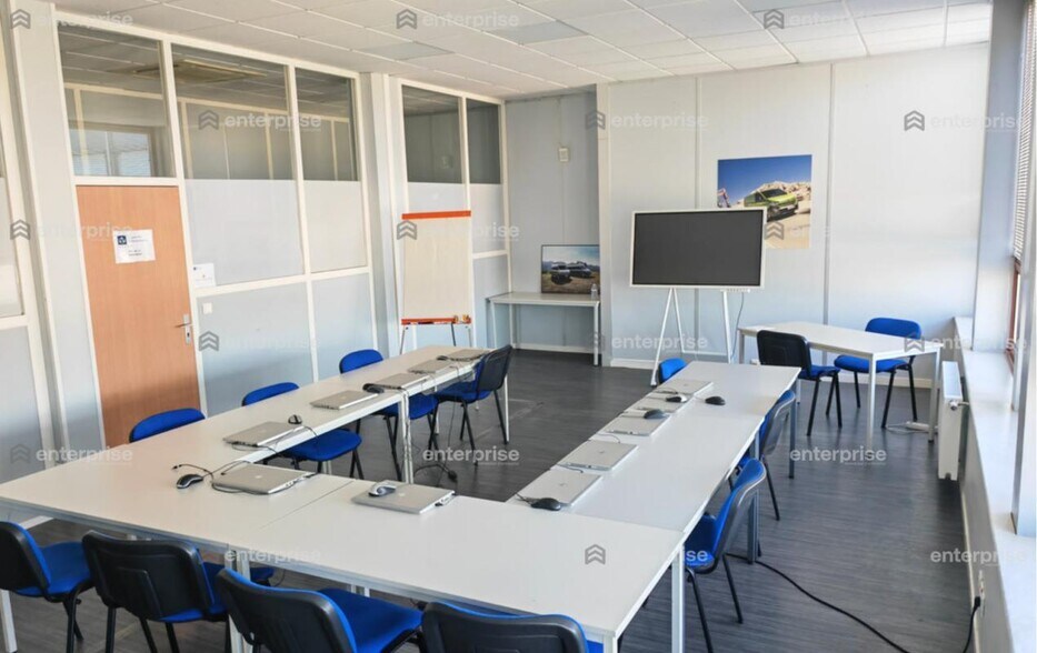 Office in Le Plessis Belleville for lease - Interior Photo - Image 3 of 8