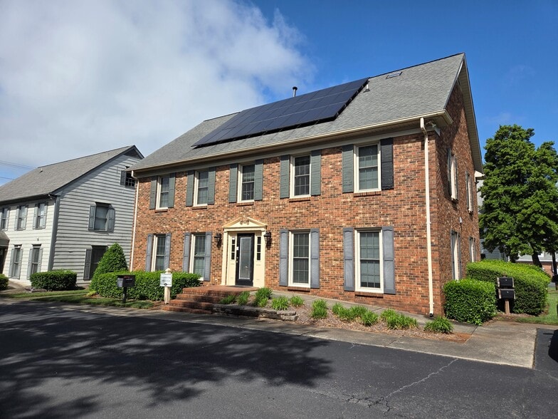 5513 Monroe Rd, Charlotte, NC à vendre - Photo du bâtiment - Image 1 de 19