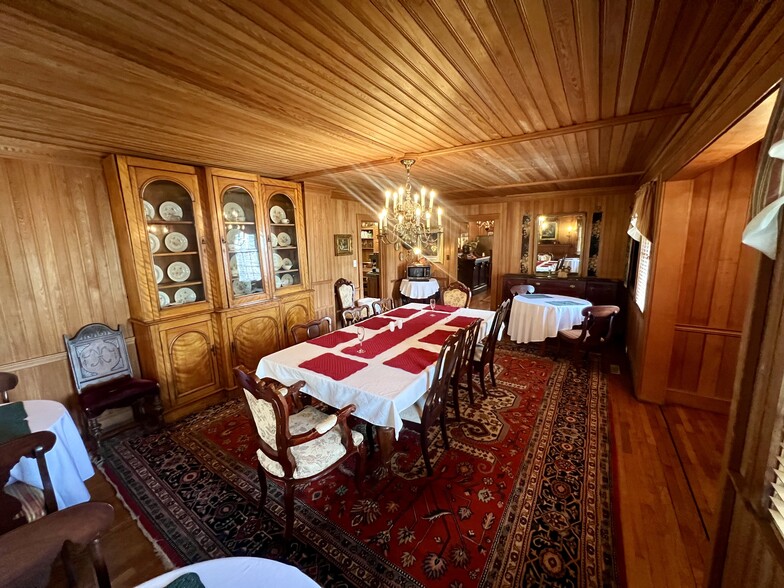 155 Silver Lake Dr, Ocracoke, NC for sale - Interior Photo - Image 3 of 56