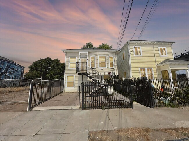 More details for 537 Chester St, Oakland, CA - Multifamily for Sale