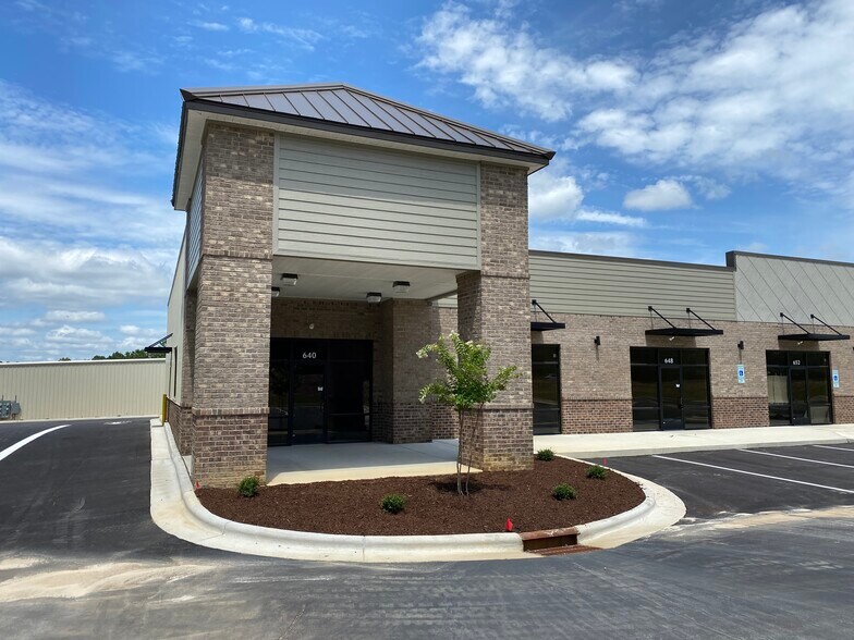 640-668 Shell Dr, Spring Lake, NC à louer - Photo du bâtiment - Image 2 de 19