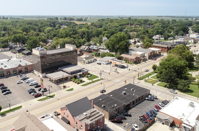1000 S Broadway, Highland, IL à louer - Photo du bâtiment - Image 2 de 19