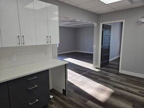 17 Grenfell Cres, Ottawa, ON for lease Interior Photo- Image 2 of 14