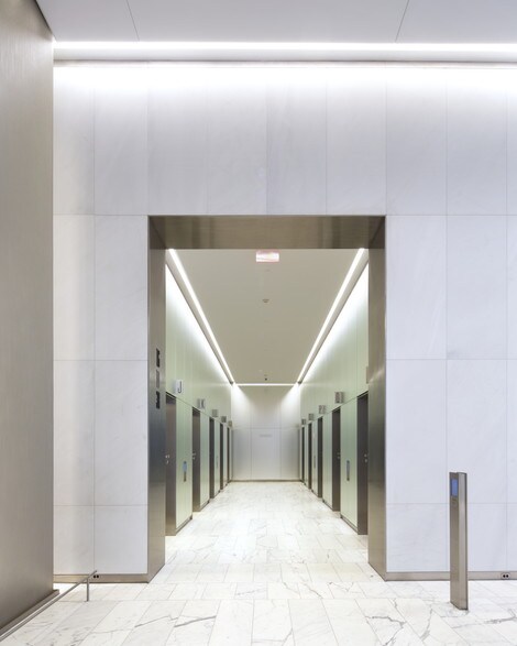 250 W 55th St, New York, NY à louer - Hall d’entrée - Image 3 de 7