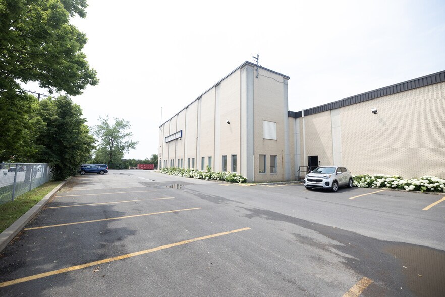 5600-5602 Av Pierre-de Coubertin, Montréal, QC à louer - Photo du bâtiment - Image 2 de 9