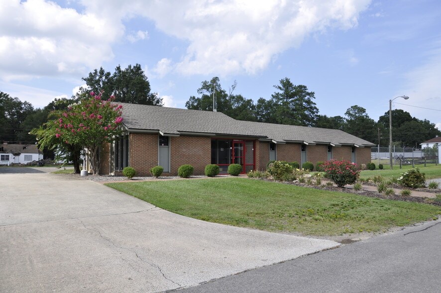 209 Sycamore St, Sanford, NC à louer - Photo du bâtiment - Image 1 de 2