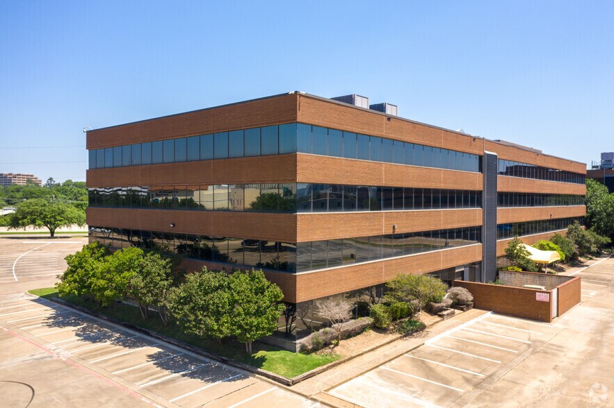 1430 Empire Central Dr, Dallas, TX à louer - Photo du bâtiment - Image 2 de 11